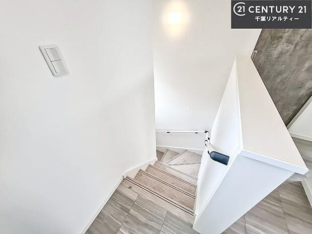 階段は明るく手摺りもついています。お子様やご年配の方も安心してご利用頂けますね。