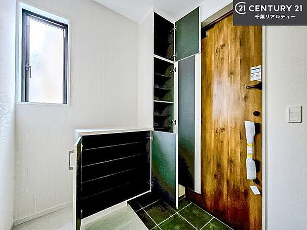 シューズボックス付きなので、玄関が片付きお掃除がしやすいです!スッキリした玄関で戸を開けた瞬間、清潔感のある心地いい空間が出迎えてくれます。