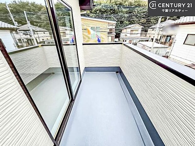 広々としているバルコニーです!お洗濯物を干すのはもちろん風に当たりながらくつろぎタイムが送れます!