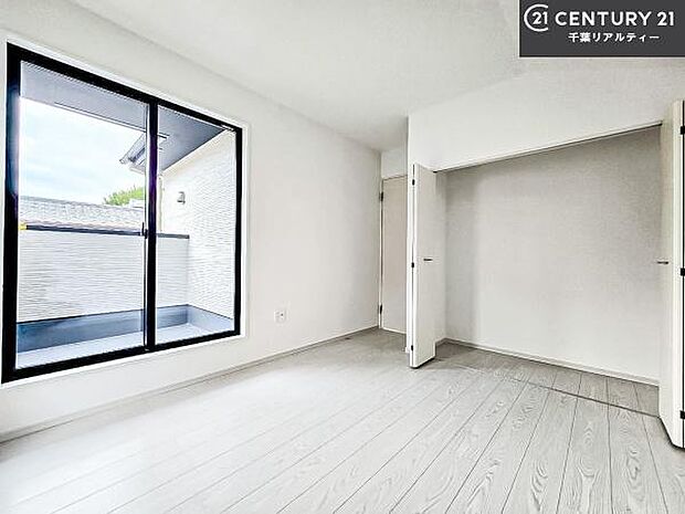 洋室は子供部屋や寝室、色々と用途多彩に利用できますね。収納力もたっぷりなので、広々気持ちよく過ごすことができます。