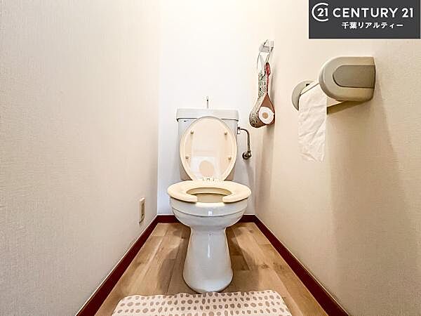 1・2階にトイレがございます！朝の忙しい時間帯も待たずにすみそうですね。白を基調とした清潔感のあるトイレでお手入れがしやすいです！