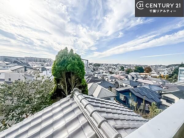 晴れた日には青い空を見渡せる開放的な時間を楽しめます。気持ちの良い風が通り抜ける街並みです！