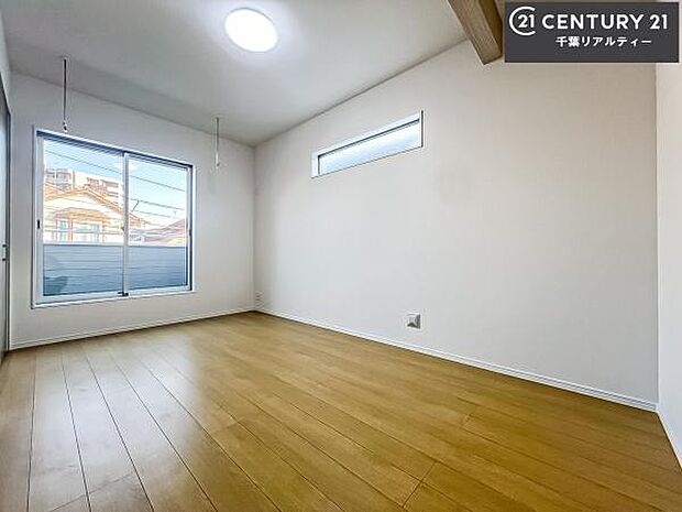 明るい室内は、風通しも良く、明るく大変居心地の良い空間となっております。リラックスして過ごせる心地の良いお部屋です！朝の目覚めがスッキリしますね！