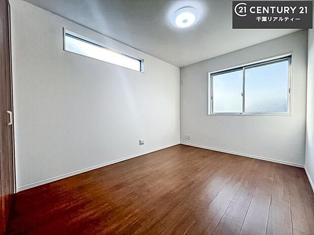 掃き出し窓がないお部屋は、お子様のお部屋としても安心です！収納スペースも充実しているので散らかったお部屋をサッと片付けられます！