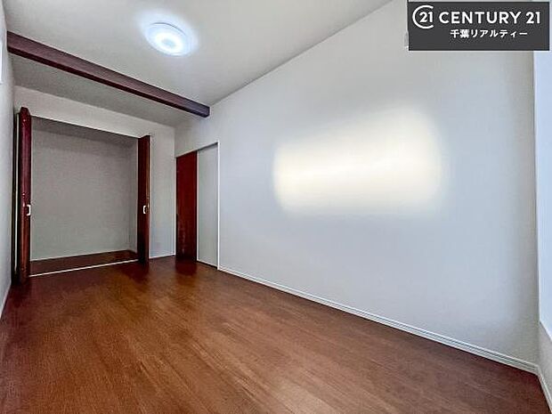 たっぷりの収納スペースで、暮らしがすっきり整う住まい。家族の荷物もきれいに片付き、毎日を快適に過ごせます。