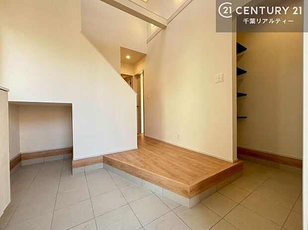 広々とした玄関は、家族みんなが同時に靴を脱ぎ履きしても余裕があり、出入りがスムーズ。土間収納があれば靴や外遊びグッズもすっきり片付き、毎日の出入りが快適で整った印象の空間になります。