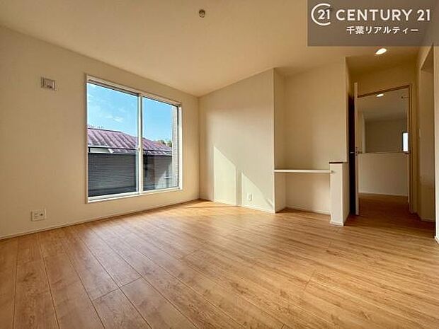 バルコニーに面している洋室です。明るく温もりがあり、換気もしっかりできます!朝起きて、外に出て背伸びをしつつ深呼吸をし良い朝を迎え入れることができます。