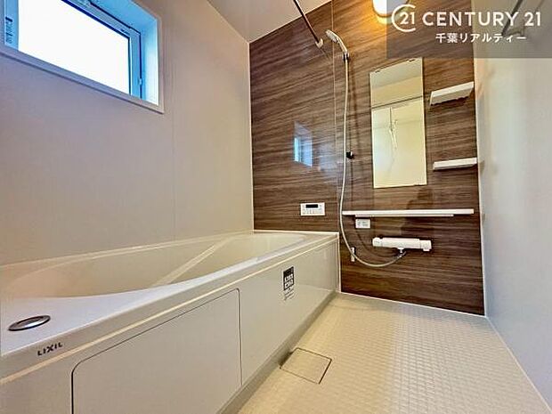 浴室には浴室乾燥機が完備されており、雨の日の洗濯や湿気対策も安心です。快適で清潔なバスタイムをサポートします。