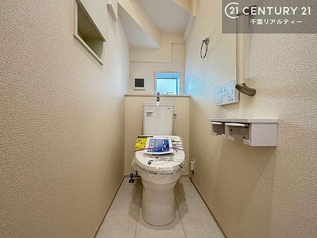 1・2階にトイレがございます!朝の忙しい時間帯も待たずにすみそうですね。白を基調とした清潔感のあるトイレでお手入れがしやすいです!