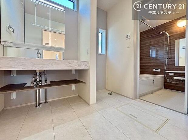 スタイリッシュでオシャレな洗面台!身なりを整える洗面所は、清潔感が大事です!水周りの清潔感のある雰囲気を演出!気持ちよくお使いいただけます。