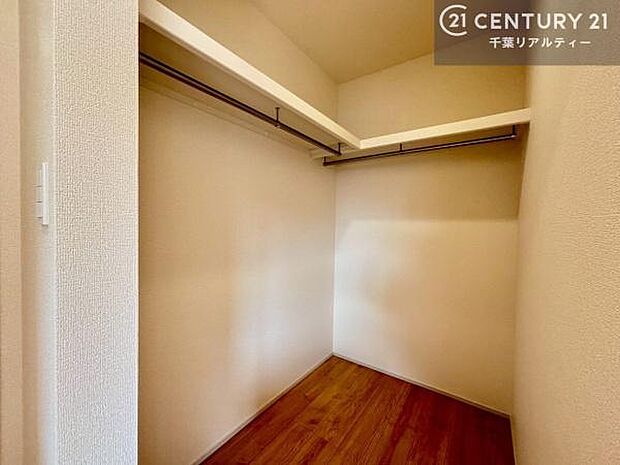 ウォークインクローゼット付きです。たくさんのお洋服などを収納しておけそうですね!他にも扇風機や加湿器など季節物の大きな家電も収納できます。