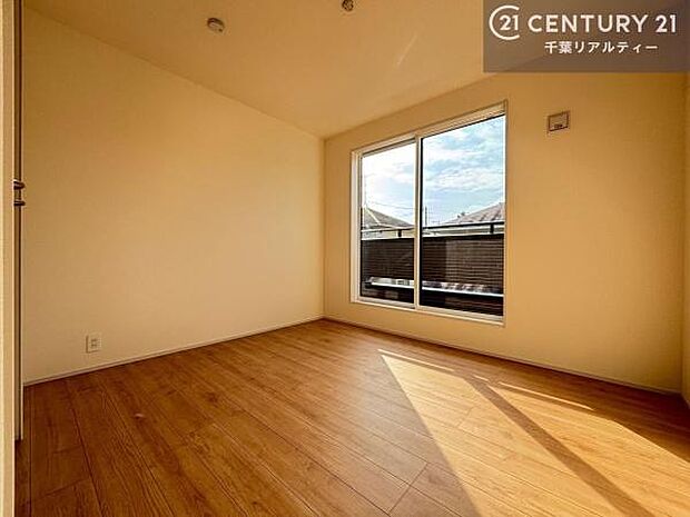 全居室が南西向きなので午前中の柔らかい明りから夕方まで採光が行きとどき気持ちよくお住まいいただけます!