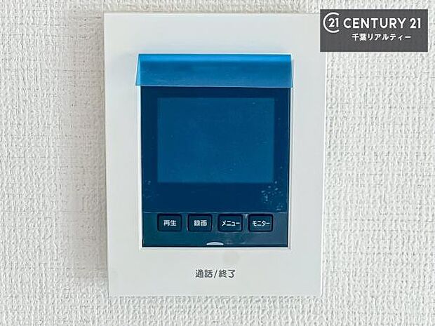 【同仕様】モニター付きインターホンなら、来訪者が誰かを画面で確認できるため、誰が訪問しているか一目で分かります!不審者の侵入を防ぐだけでなく、配達員や訪問者とのやりとりもスムーズに行えます!