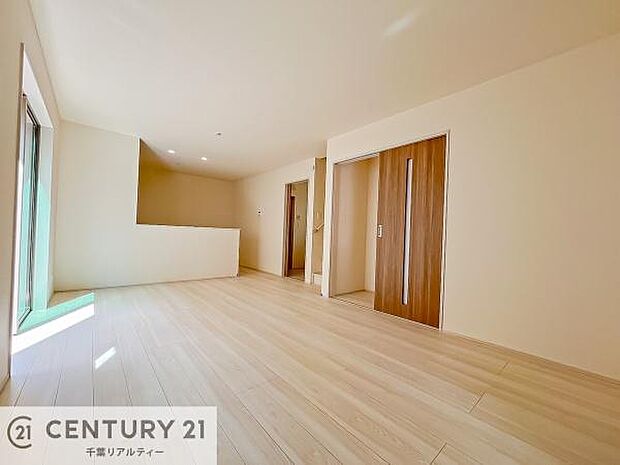 リビングイン階段でコミュニケーションが取りやすいリビング!広々しているのでソファーやダイニングテーブルを置いても窮屈にならず快適に過ごせます!