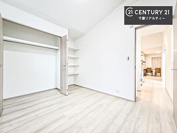 収納スペースを完備しており、衣類やおもちゃ、学用品などをすっきり整理できます。お部屋を広く使えるため、快適で整った住空間を実現します。