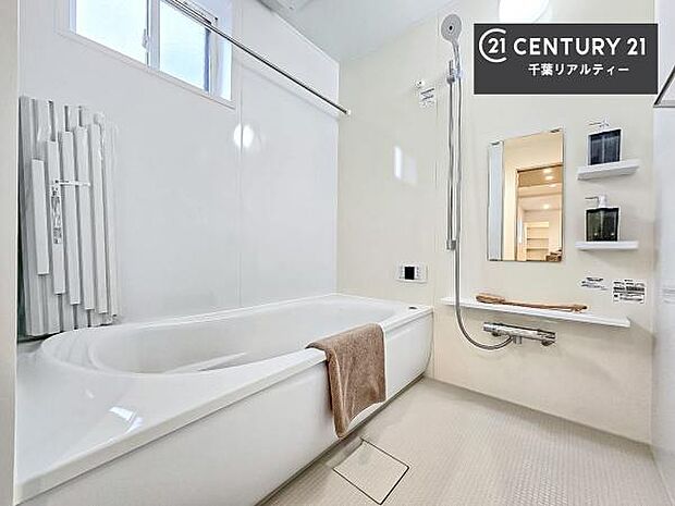 落ち着きある大人の雰囲気のバスルームは、味が出ていてバスタイムが充実！お仕事頑張っているご褒美にお好みの匂いの入浴剤を入れて、楽しんでみてはいかがでしょうか？