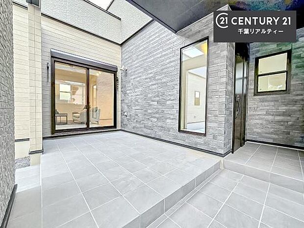 壁のある中庭！外壁材で囲まれた、半屋外にあるプライベートな中庭でホームパーティーやBBQが楽しめます！日常にわくわくを与えてくれる魅力的な住環境！