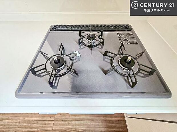 コンロは三口あるのでお料理の同時進行ができます。もちろんグリル付きです。調理スペースも広々している為作業がしやすい!使い勝手が良いシステムキッチンです!