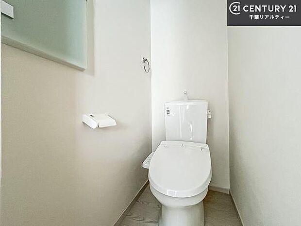 1・2階にトイレがございます！朝の忙しい時間帯も待たずにすみそうですね。白を基調とした清潔感のあるトイレでお手入れがしやすいです！