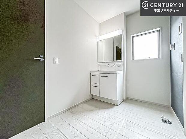 小窓付きの明るい洗面室です！湿気もすぐに入れ替えができて清潔に保つことができます！自然光が差し込むのでお化粧の仕上がりも良くなりますね！