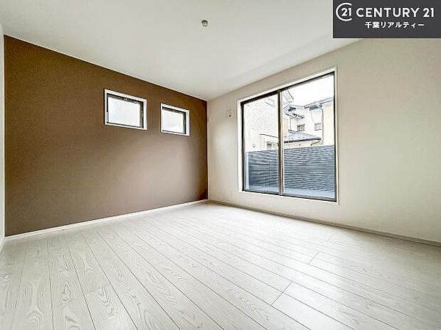 バルコニーに面している洋室です。明るく温もりがあり、換気もしっかりできます！朝起きて、外に出て背伸びをしつつ深呼吸をし良い朝を迎え入れることが出来そうですね！