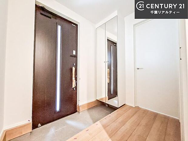 シューズボックス付きなので、玄関が片付きお掃除がしやすいです!スッキリした玄関で戸を開けた瞬間、清潔感のある心地いい空間が出迎えてくれます。