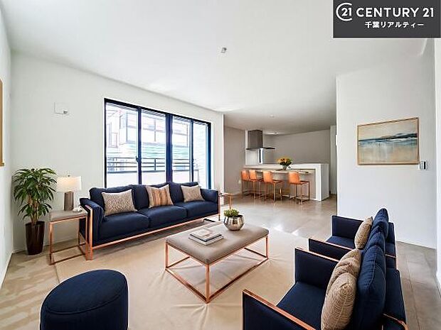 家具はCGパースです。開放感のある広々LDK!ソファーやダイニングテーブルを置いても窮屈にならないので快適に過ごせます!コミュニケーションが取りやすい明るいリビングです!