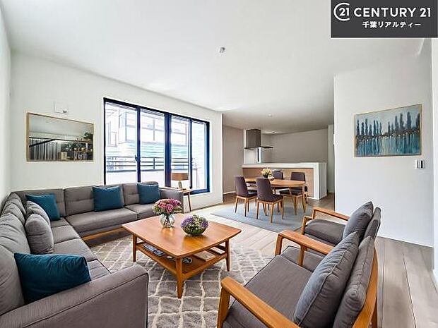 家具はCGパースです。心地良いリビングは家族が自然と集まります。家族団欒の時間が増えそうです。ご家族と、より一層充実した時間を過ごせそうですね。明るく開放的な空間です。