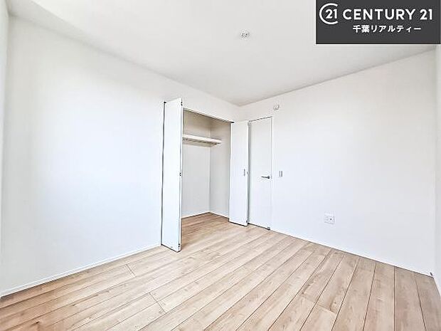 収納力のある洋室です。お部屋もすっきり広々と使えて気持ちが良いです!キレイな明るいお部屋で過ごすのは、更にのんびりゆっくりできますね!