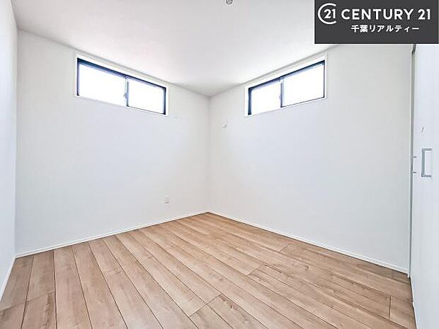 掃き出し窓がないお部屋は、お子様のお部屋としても安心です!収納スペースも充実しているので散らかったお部屋をサッと片付けられます!