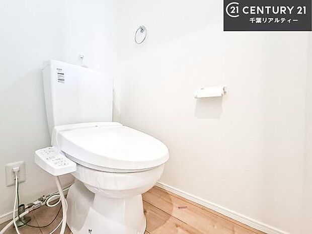 1・2階にトイレがございます!朝の忙しい時間帯も待たずにすみそうですね。白を基調とした清潔感のあるトイレでお手入れがしやすいです!