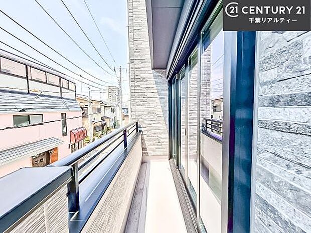 陽当たり良好なバルコニーです!晴れた日には青い空を見渡せる開放的な時間を楽しめます。たくさんのお洗濯物もいっぺんに干すことができます!