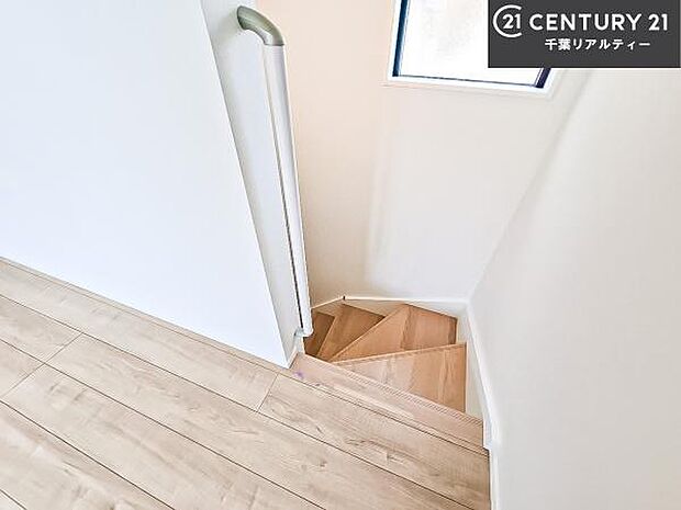 階段は明るく手摺りもついています。お子様やご年配の方も安心してご利用頂けますね。