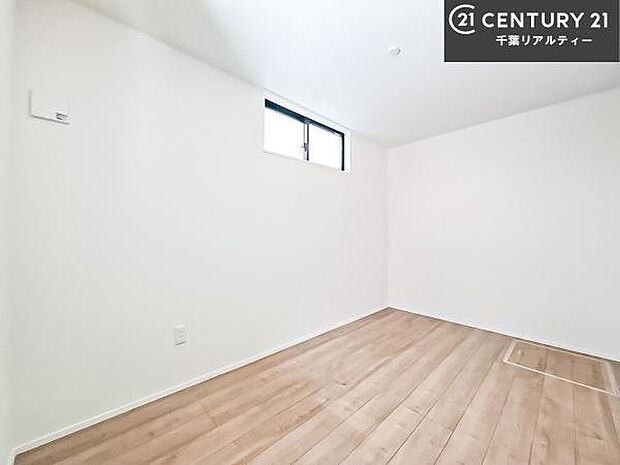 明るい室内は、風通しも良く、明るく大変居心地の良い空間となっております。リラックスして過ごせる心地の良いお部屋です!朝の目覚めがスッキリしますね!