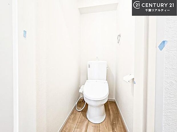 温水洗浄便座につき、冬場は便座が暖かくできるので冷たい便座に座らずに済む嬉しい仕様です!シンプルなカラーを基調としているので、お手入れがしやすいです。