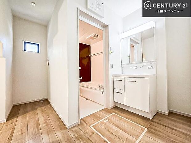 小窓付きの明るい洗面室です!湿気もすぐに入れ替えができて清潔に保つことができます!自然光が差し込むのでお化粧の仕上がりも良くなりますね!