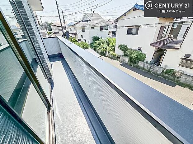 陽当たり良好なバルコニーです!晴れた日には青い空を見渡せる開放的な時間を楽しめます。