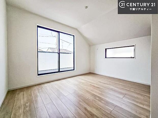 バルコニーに面している洋室です。明るく温もりがあり、換気もしっかりできます!朝起きて、外に出て背伸びをしつつ深呼吸をし良い朝を迎え入れることが出来そうですね!