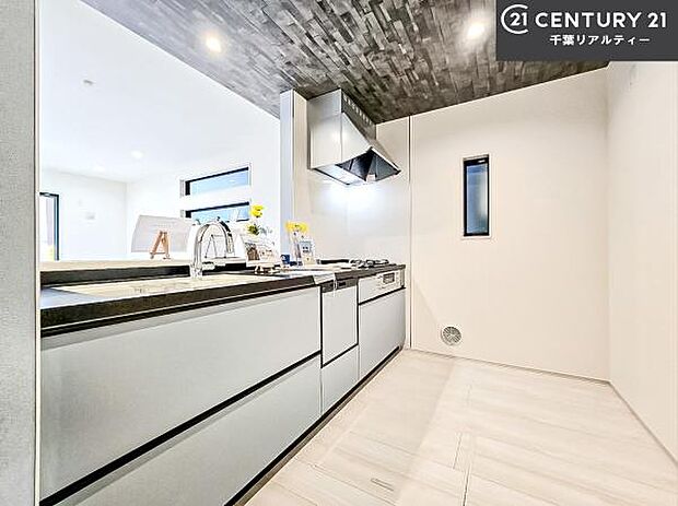 ゆとりある調理スペースで作業がしやすい快適なキッチンです!お子様と一緒にお菓子造りも楽しめる広々スペースです。楽しい調理時間になりそうですね!