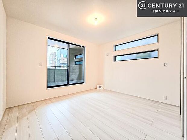 バルコニーに面している洋室です。明るく温もりがあり、換気もしっかりできます!朝起きて、外に出て背伸びをしつつ深呼吸をし良い朝を迎え入れることができます。