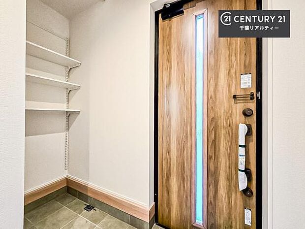 疲れて帰ってきても、ただいま!を言いたくなる、優しく迎え入れてくれる空間になっています。明るく温もり溢れる玄関です!