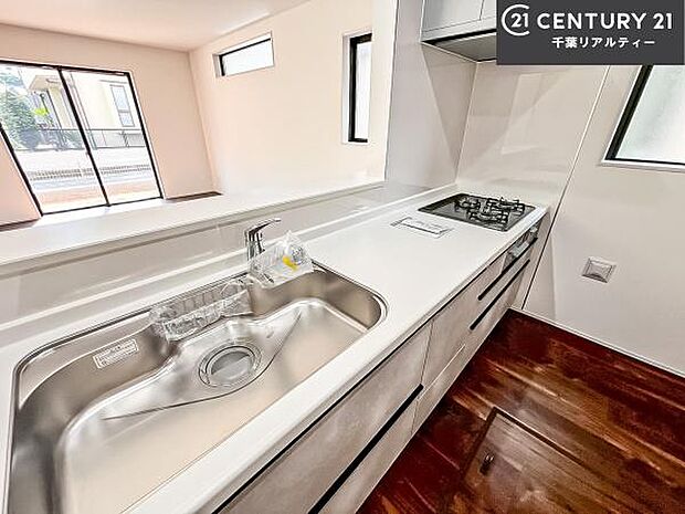 ワイドなシンクですね!水が跳ねにくく洗物がしやすい家事が楽々仕様のシステムキッチンです!デザイン性と機能性を兼ねたキッチンで清潔感がありますね!