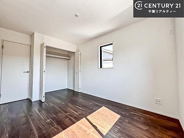 収納スペースが付いているので、急な来客時でも散らかったおもちゃをサッと片づけられて大変便利です!壁面も広々しているので、勉強机やベッドの置き場に困りません!