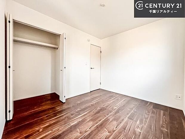 各居室収納スペースがついています!居室をスッキリ整頓する事ができますね。家具を選ばないシンプルなデザインの為、家具を選ばずお気に入りの空間作りができそうですね。