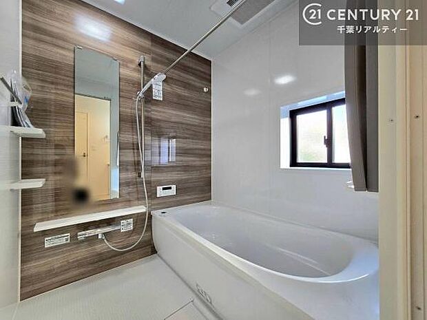 1日の疲れをしっかりと癒してくれる浴室です。おうちの素敵なリラクゼーション場所ですね。