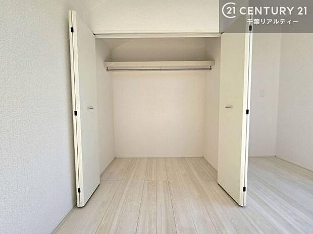 たっぷりの収納スペースで、暮らしがすっきり整う住まい。家族の荷物もきれいに片付き、毎日を快適に過ごせます。