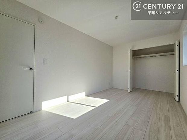 収納スペースがついています!居室をスッキリ整頓する事ができますね。家具を選ばないシンプルなデザインの為、家具を選ばずお気に入りの空間作りができそうですね。