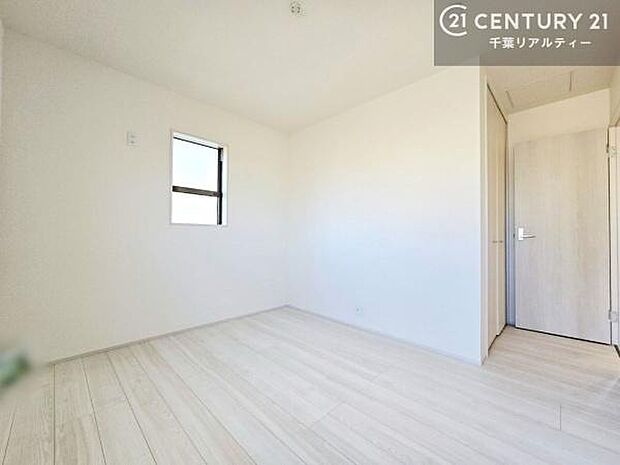 収納スペースがついています!居室をスッキリ整頓する事ができますね。家具を選ばないシンプルなデザインの為、家具を選ばずお気に入りの空間作りができそうですね。