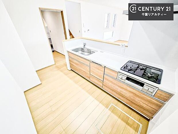 作業がしやすいシステムキッチンです！収納がたくさん付いているので、調理スペースに物を置かなくて済むので、広々使えて、快適に作業ができます！