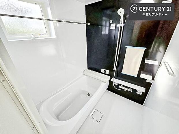 落ち着きある大人の雰囲気のバスルームは、味が出ていてバスタイムが充実！お仕事頑張っているご褒美にお好みの匂いの入浴剤を入れて、楽しんでみてはいかがでしょうか？